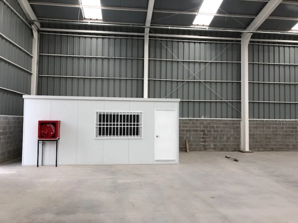 Interior espacioso de bodega industrial disponible para arriendo